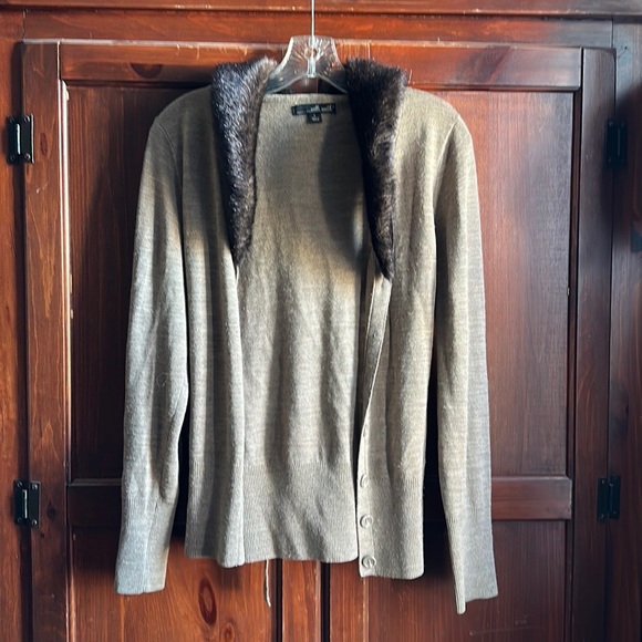 WILLI SMITH CARDIGAN REMOVABLE FAKE FUR COLLAR SWEATER WITH BELT - Picture 3 of 10